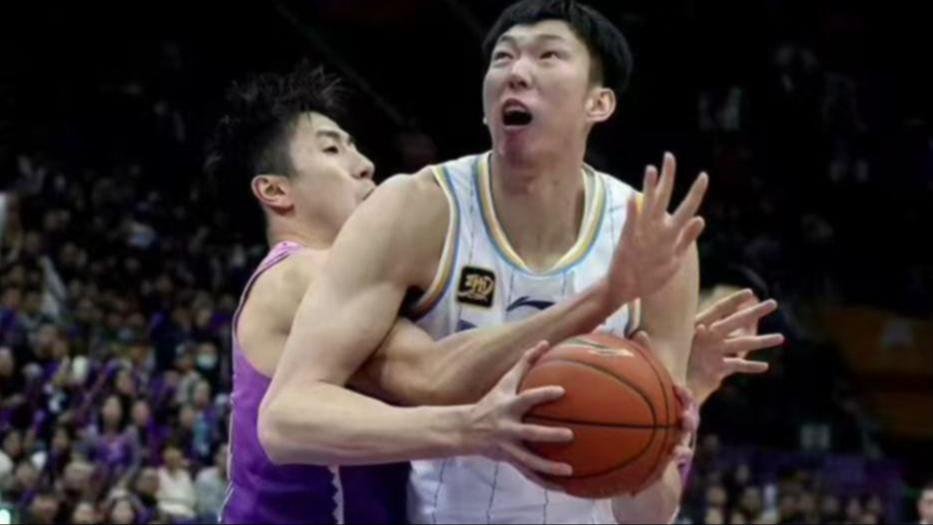 数球迷为之